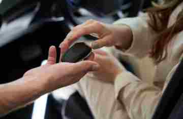 Carro de R$ 20 mil, dívida de R$ 64 mil: como evitar um mau negócio ao financiar um veículo